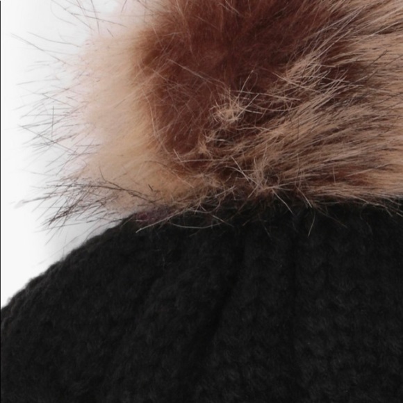 🎈SALE🎈Cable Knit Faux Fur Pom Beanie - Picture 2 of 2